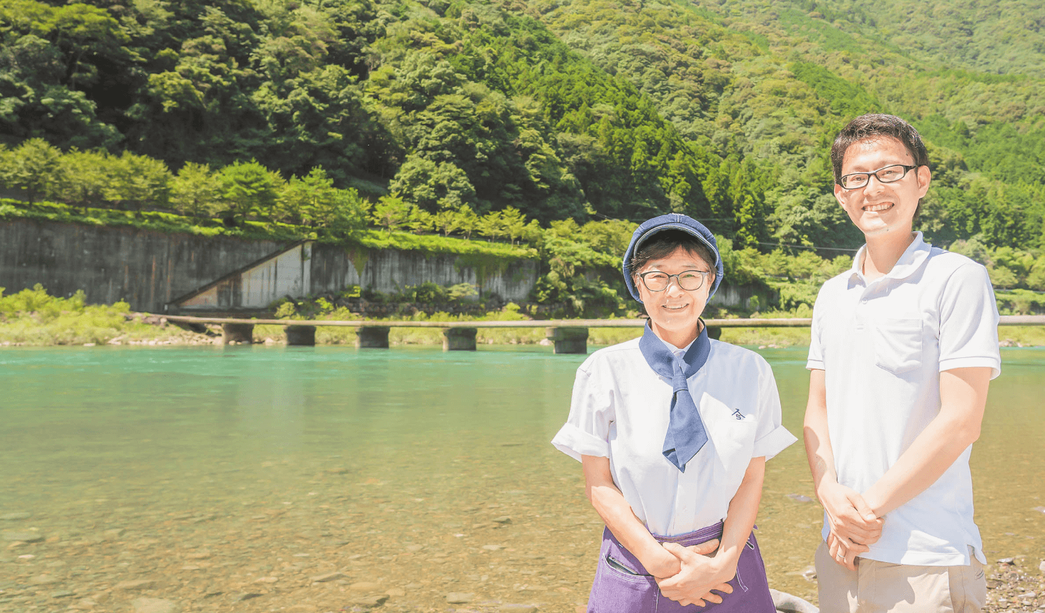 河川の風景と山間屋スタッフ